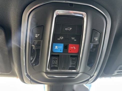 Used 2023 Jeep Grand Cherokee Altitude image 12