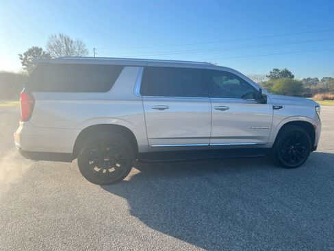 Used 2021 GMC Yukon XL SLT w/ SLT Premium Package image 7