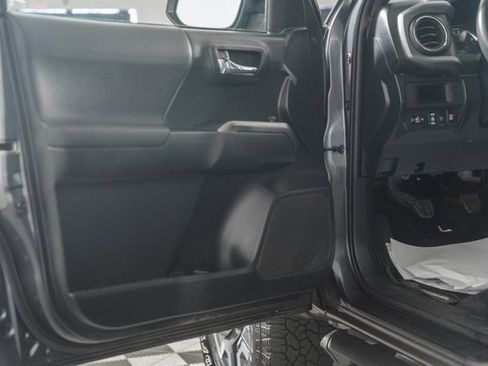 Used 2019 Toyota Tacoma TRD Off-Road image 39