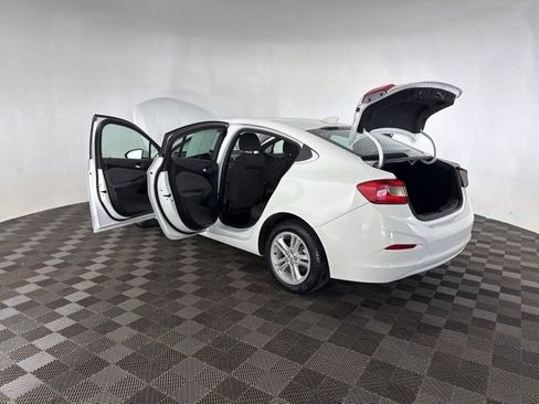 Used 2018 Chevrolet Cruze LT w/ Convenience Package image 16