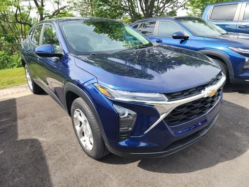 Used 2024 Chevrolet Trax LS w/ LS Convenience Package FWD image 11
