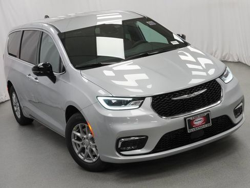 New 2026 Chrysler Pacifica Select image 8