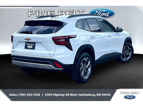 Used 2025 Chevrolet Trax LT w/ LT Convenience Package FWD image 11
