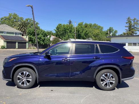 Used 2023 Toyota Highlander XLE AWD/4WD image 6