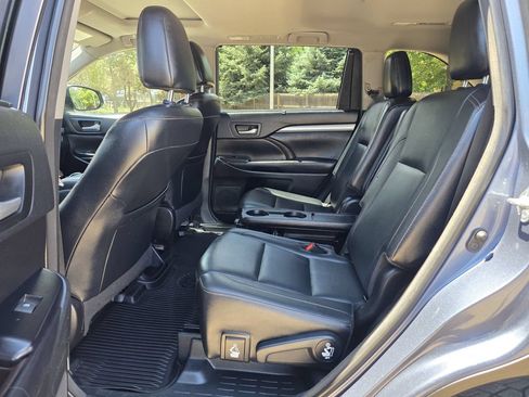 Used 2018 Toyota Highlander XLE AWD/4WD image 17