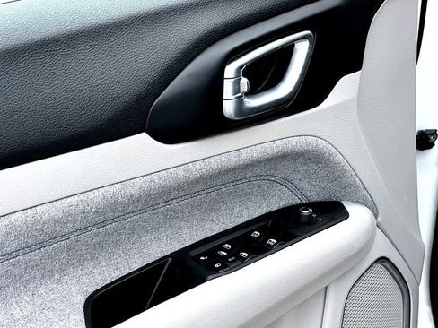 Used 2024 Jeep Compass Latitude AWD/4WD image 11