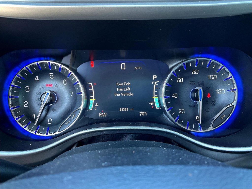 Used 2023 Chrysler Pacifica Touring-L FWD image 8