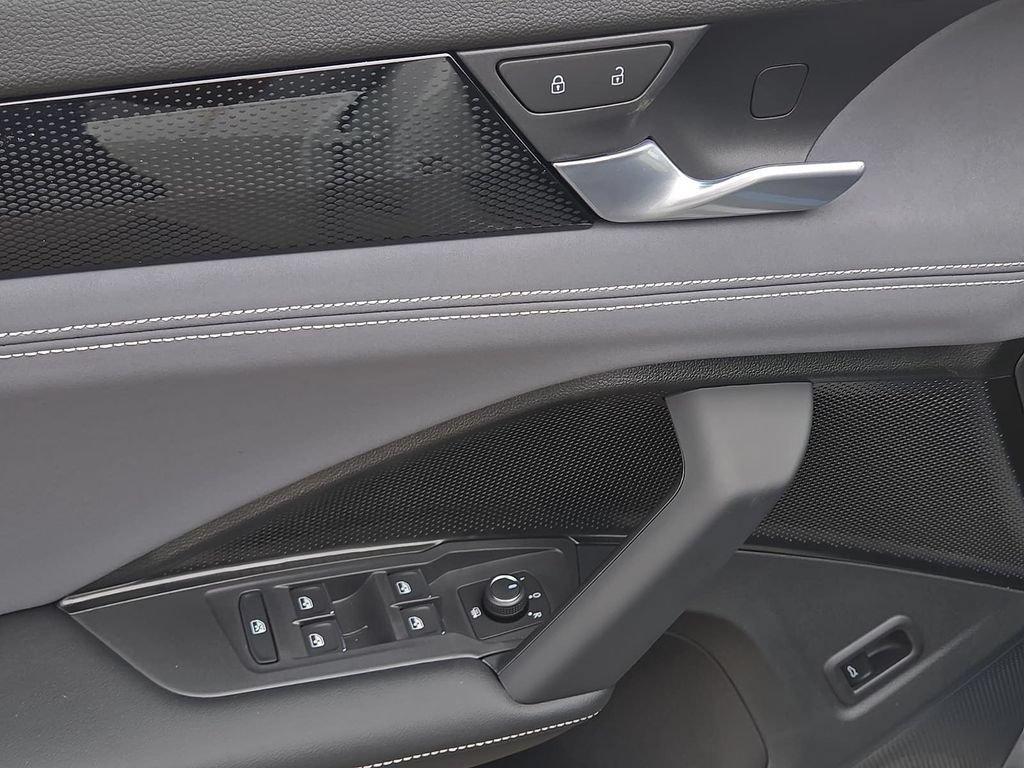 New 2026 Volkswagen Tiguan SE R-Line FWD image 16