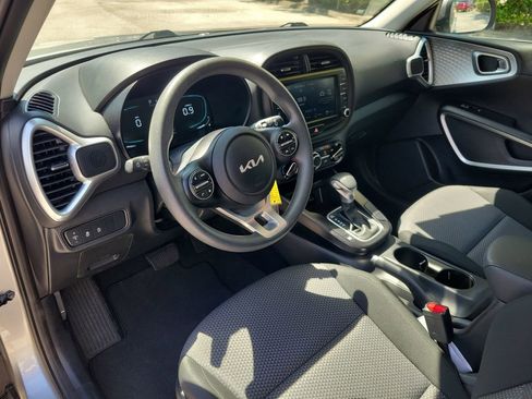 Used 2025 Kia Soul LX w/ LX Technology Package FWD image 14
