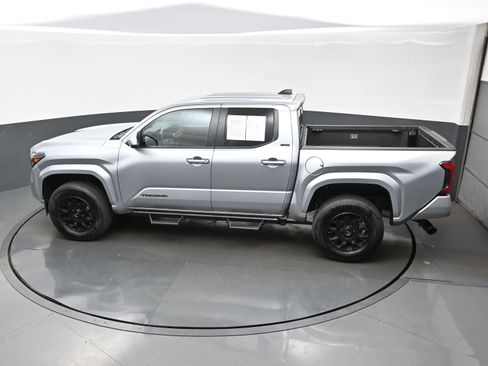 Used 2025 Toyota Tacoma SR5 AWD/4WD image 37