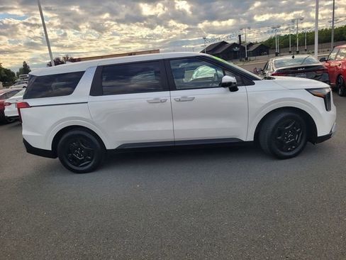 Used 2025 Kia Carnival LX image 3