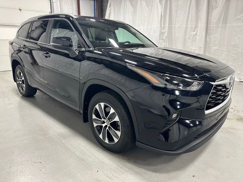 Used 2025 Toyota Highlander XLE image 1