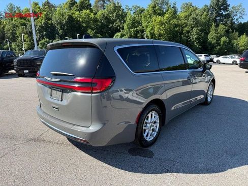 Used 2023 Chrysler Pacifica Touring-L FWD image 8
