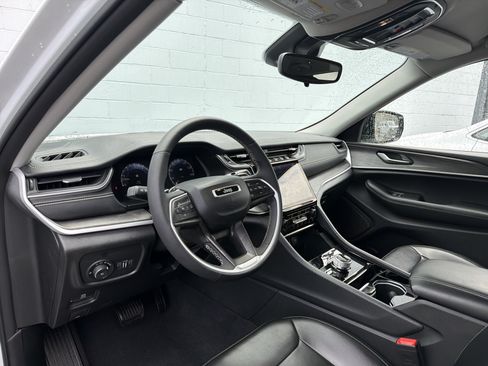 Used 2023 Jeep Grand Cherokee Limited AWD/4WD image 9