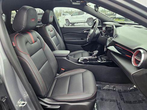 Used 2025 Chevrolet Trax RS w/ Sunroof Package image 37