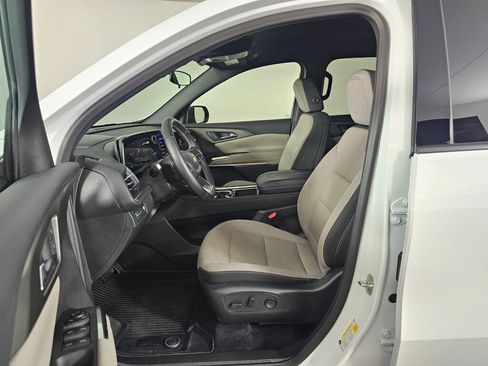 Used 2025 Chevrolet Traverse LT w/ Driver Confidence Package FWD image 16
