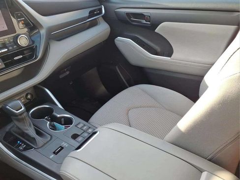 Used 2024 Toyota Highlander LE FWD image 12