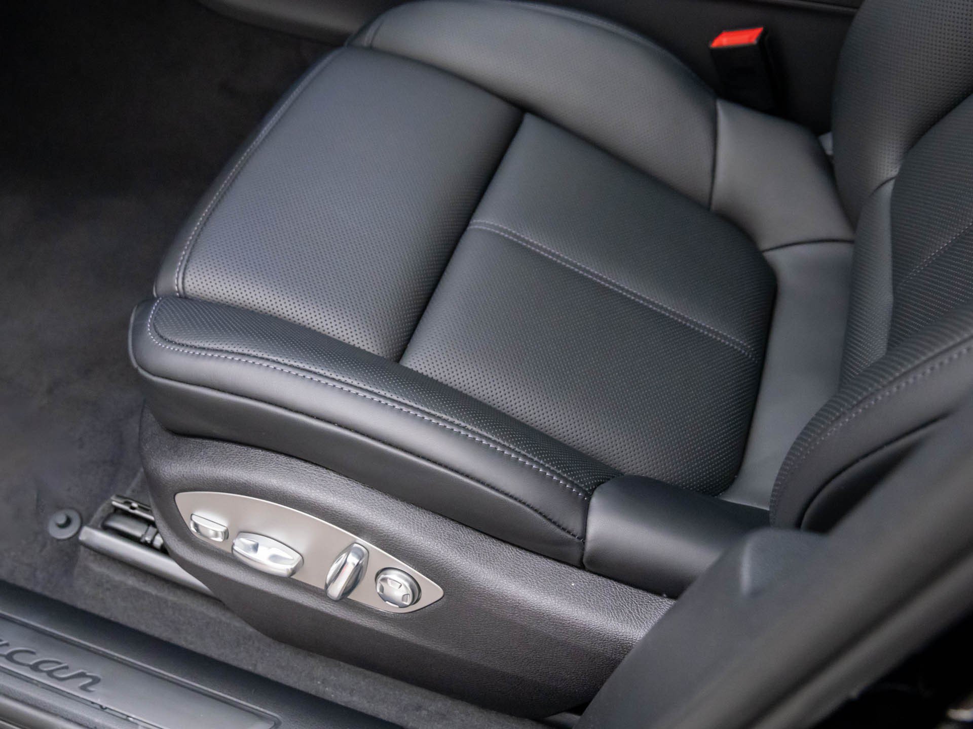 Used 2026 Porsche Macan AWD/4WD image 15