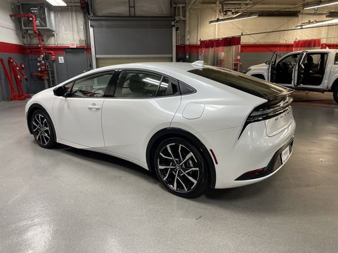 Used 2025 Toyota Prius Plug-In Hybrid FWD image 8
