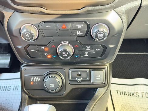 Used 2021 Jeep Renegade Latitude AWD/4WD image 63