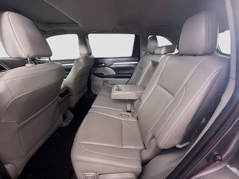 Used 2019 Toyota Highlander XLE image 16
