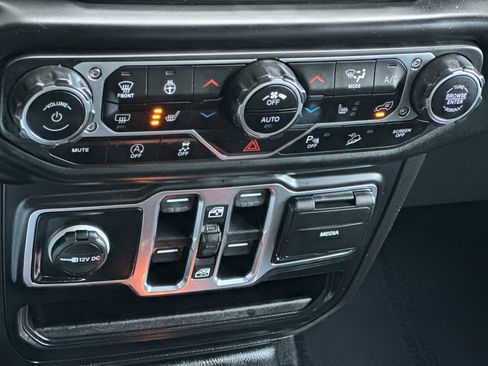 Used 2020 Jeep Wrangler Unlimited Sahara image 21