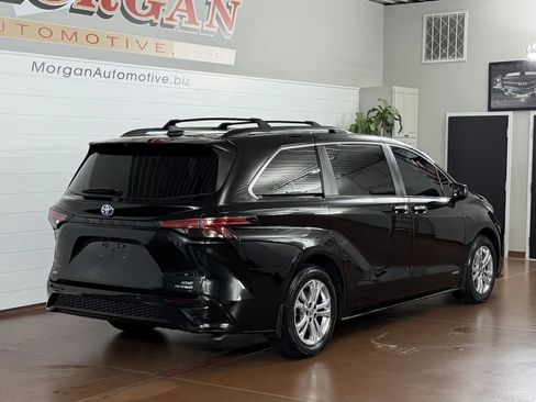 Used 2021 Toyota Sienna XSE AWD/4WD image 3