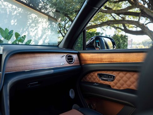 Used 2023 Bentley Bentayga image 31