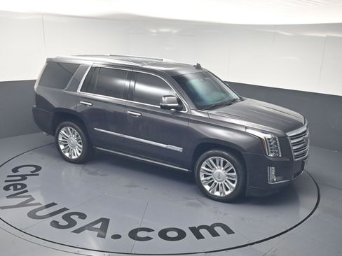 Used 2018 Cadillac Escalade Platinum AWD/4WD image 23