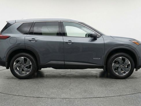 Used 2025 Nissan Rogue SV image 11