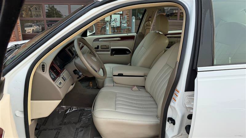 Used 2003 Lincoln Town Car Executive RWD image 25