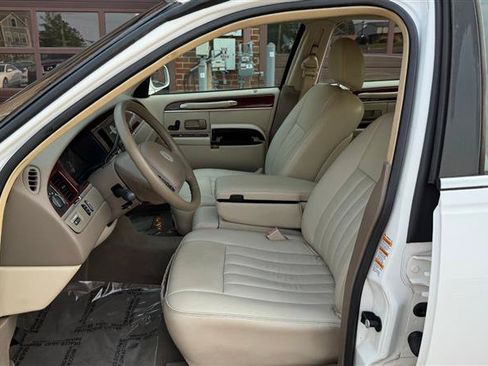Used 2003 Lincoln Town Car Executive RWD image 25