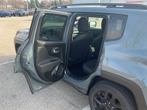 Used 2019 Jeep Renegade Altitude w/ Quick Order Package 2XM image 18