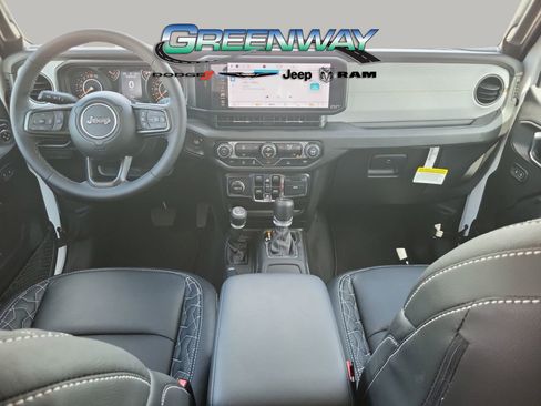 Used 2025 Jeep Gladiator Sport AWD/4WD image 11