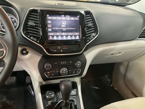 Used 2019 Jeep Cherokee Limited AWD/4WD image 18