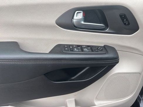 Used 2023 Chrysler Pacifica Touring-L FWD image 13