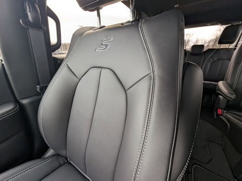 New 2026 Chrysler Pacifica Select w/ S Appearance Package image 13