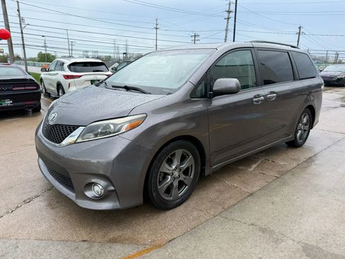 Used 2017 Toyota Sienna SE FWD image 6
