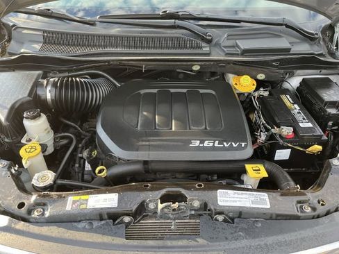 Used 2016 Chrysler Town & Country Touring image 19