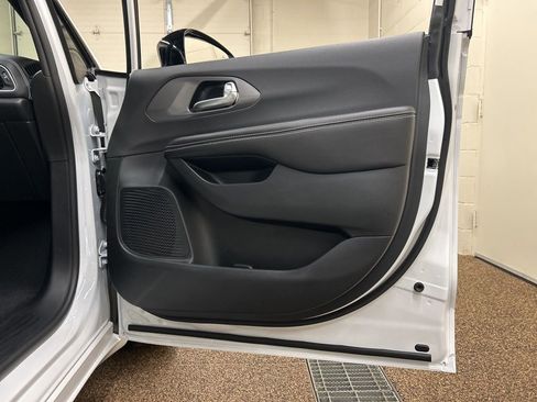 New 2026 Chrysler Pacifica Select FWD image 14