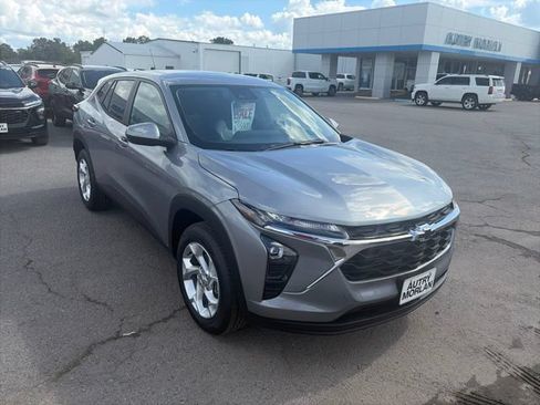 New 2026 Chevrolet Trax LS w/ LS Convenience Package FWD image 8