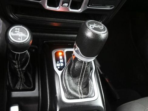 Used 2018 Jeep Wrangler Unlimited Sahara AWD/4WD image 12