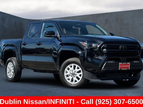 Used 2025 Toyota Tacoma SR5 AWD/4WD image 2