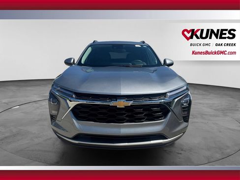 Used 2025 Chevrolet Trax LT w/ LT Convenience Package FWD image 3