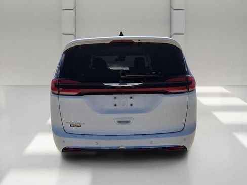 Certified 2024 Chrysler Pacifica Touring-L FWD image 4