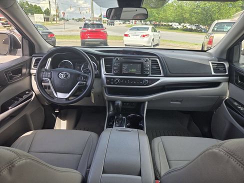 Used 2017 Toyota Highlander LE FWD image 9