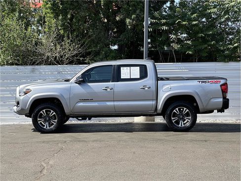 Used 2018 Toyota Tacoma TRD Sport AWD/4WD image 13