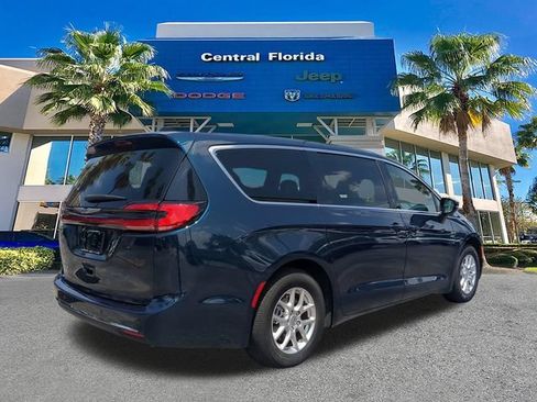 Used 2024 Chrysler Pacifica Touring FWD image 5