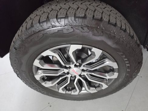 Used 2026 GMC Canyon Denali AWD/4WD image 9