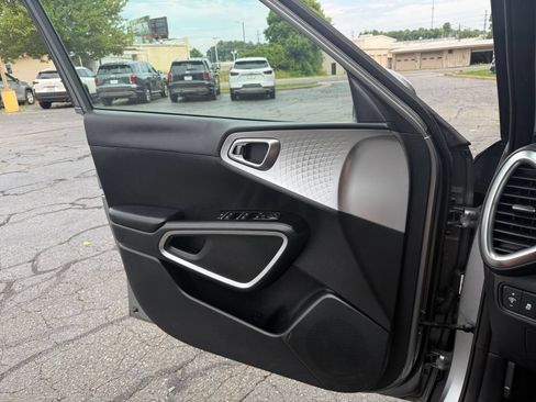 Used 2025 Kia Soul LX w/ LX Technology Package FWD image 18